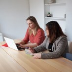 Marie et Sophie en réunion regardant un ordinateur