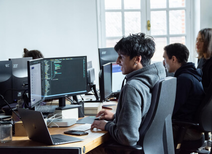 Bureau des développeurs : Timothée, Tariq et Cédric à leurs postes, Gautier en background