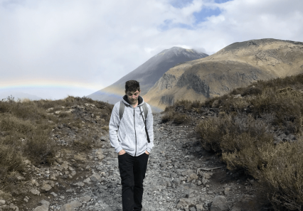 Fabien sur un sentier de randonnée en Nouvelle-Zélande