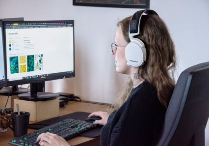 Alison à son poste avec un casque travaillant sur un moodboard