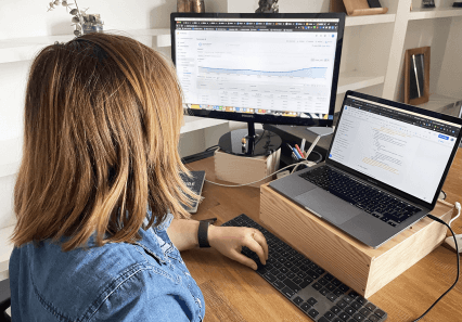 Marie de dos à son bureau analysant un compte Google Analytics