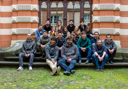 Photo de groupe de l'équipe dans la cour du bureau