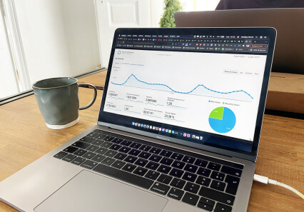 Image d'illustration, ordinateur avec statistiques